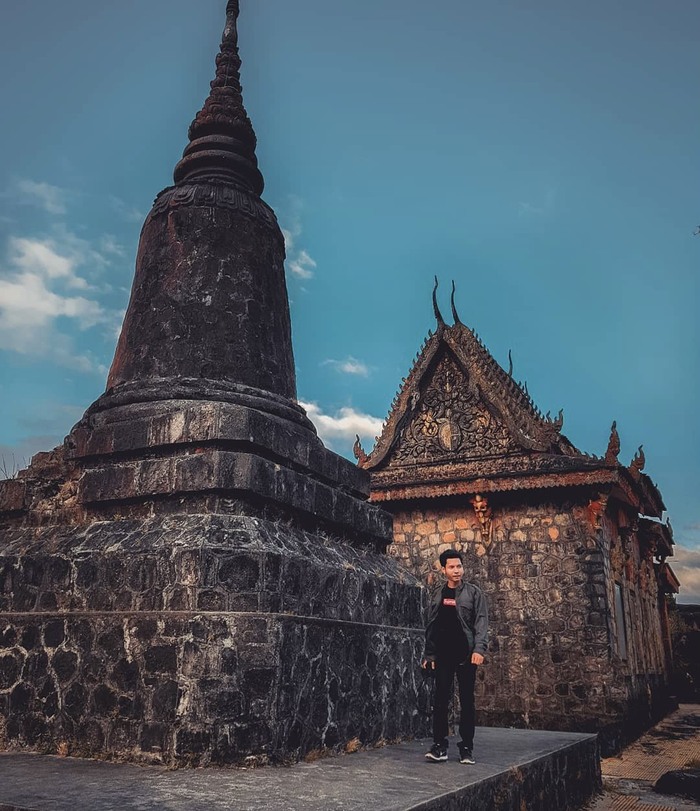 Đến chùa tìm hiểu văn hóa lịch sử thời xưa của Campuchia.