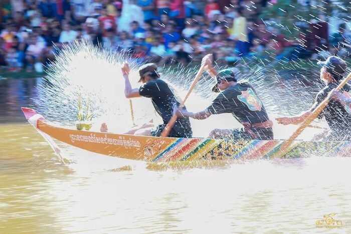lễ hội đua thuyền thu hút đông đảo người tham gia và cổ vũ