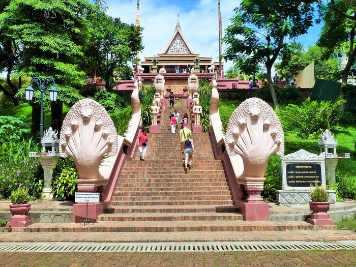 du lịch Phnom Penh 2 ngày 1 đêm ghé thăm chùa Wat Phnom