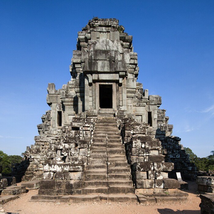Du khách có thể lên khu đền chính bằng những bậc thang từ bốn phía.
