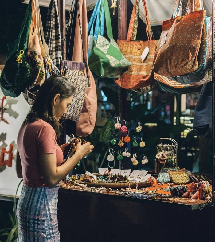 Mua đồ lưu niệm ở chợ đêm Siem Reap