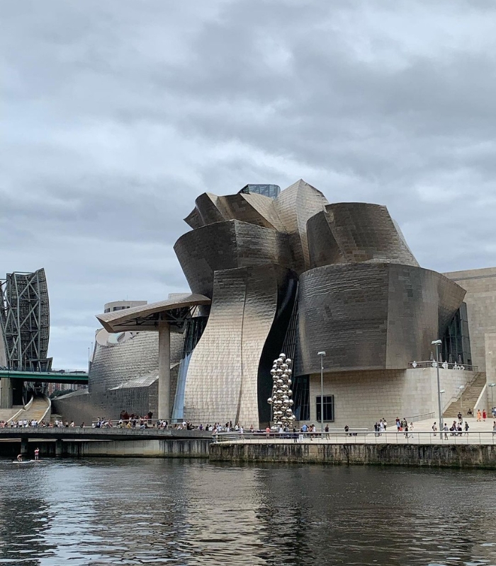 Bảo tàng Guggenheim Bilbao là một biểu tượng kiến trúc độc đáo và nổi tiếng thế giới