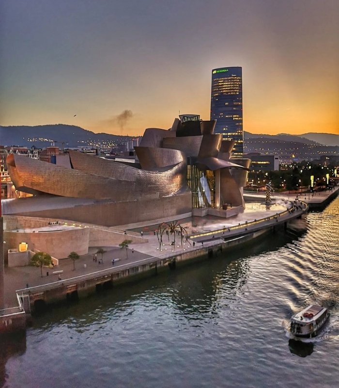 Bảo tàng Guggenheim Bilbao ngoài là địa điểm tham quan còn là địa điểm check-in khá nổi tiếng