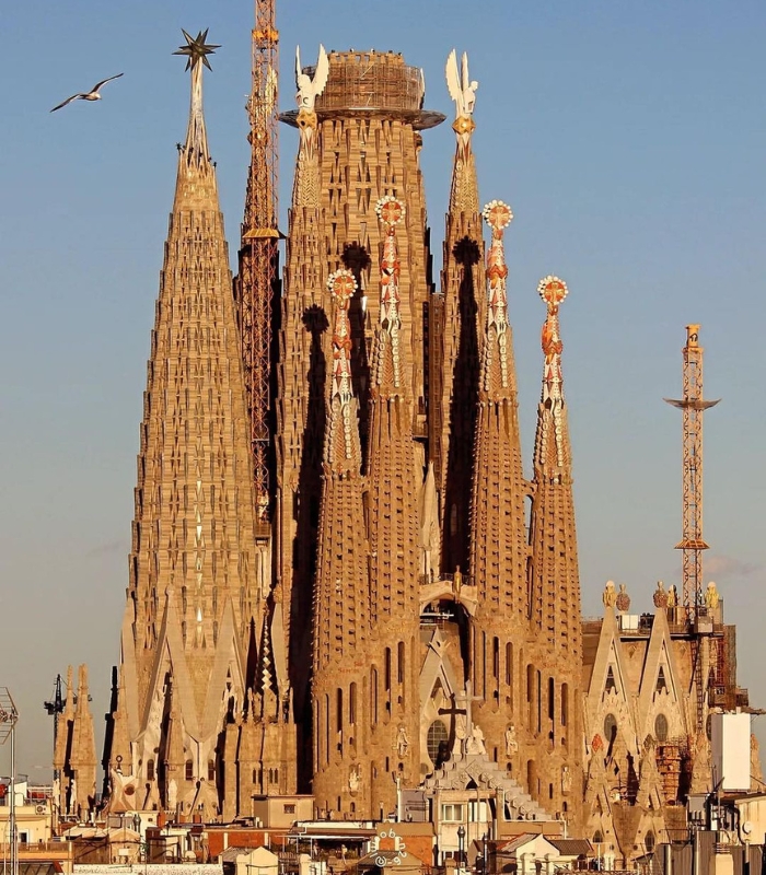 Nhà thờ Sagrada Familia được xem là kiến trúc ấn tượng nhất của Tây Ban Nha