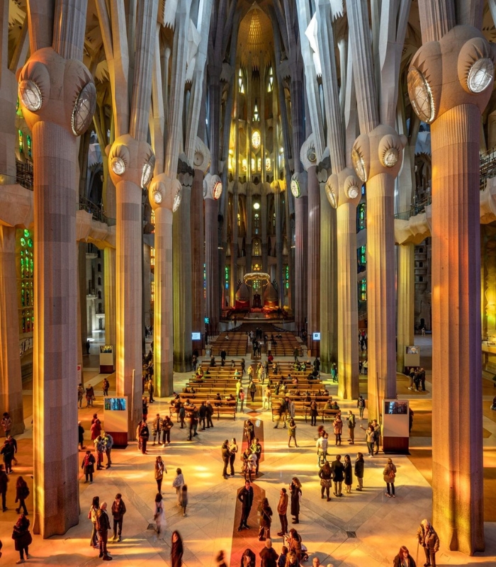 Không gian tráng lệ bên trong nhà thờ Sagrada Familia