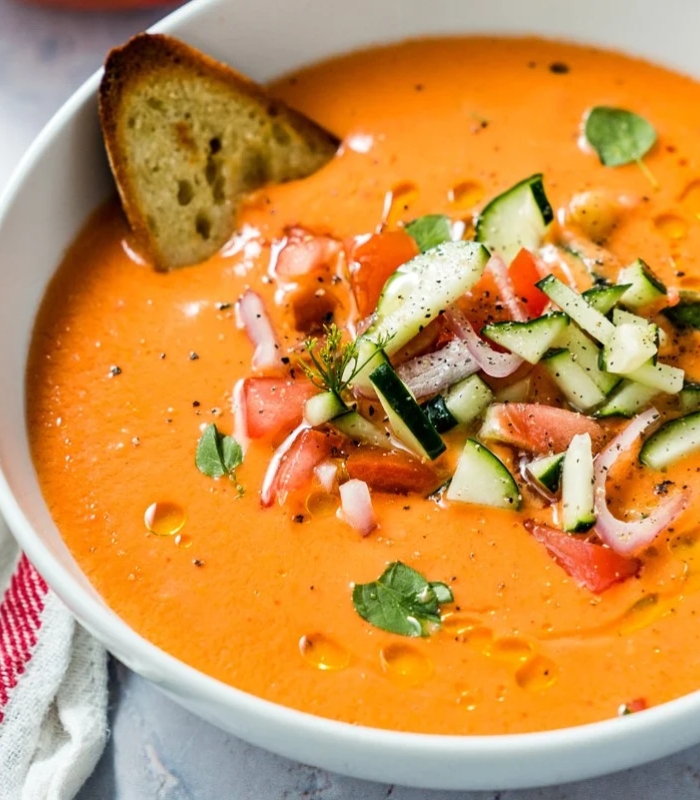 Gazpacho là món súp cà chua lạnh, món ăn phổ biến cho ngày hè