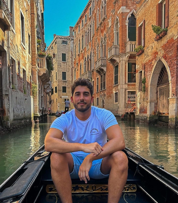 Đi thuyền Gondola là một trong những hoạt động du lịch nổi tiếng nhất ở Venice Ý