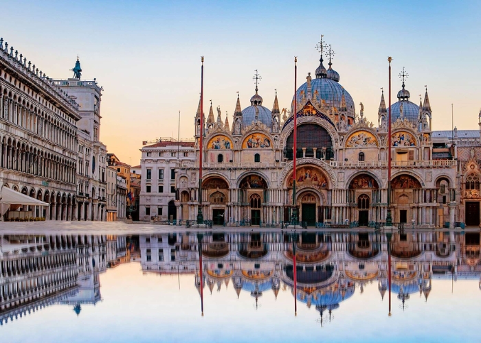 Quảng trường Saint Mark là quảng trường công cộng lớn nhất ở Venice Ý