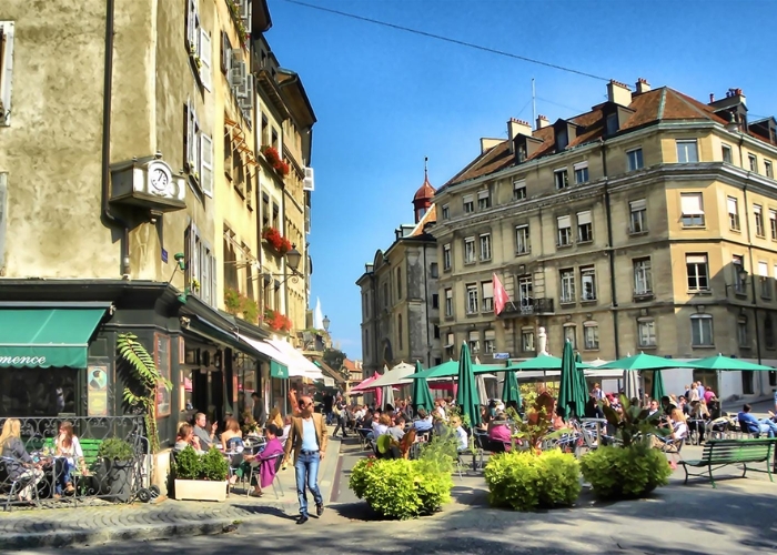 Quảng trường Place du Bourg-de-Four ẩn chứa vẻ đẹp cổ kính và quyến rũ thu hút du khách