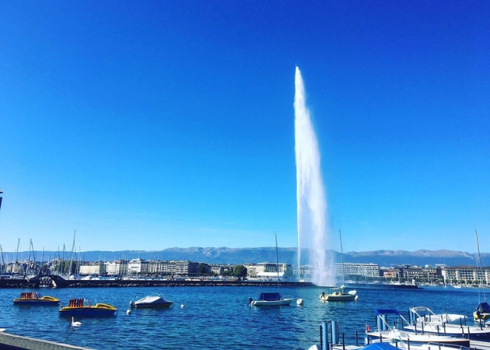 Đài phun nước Jet d'Eau sừng sững như một biểu tượng kiêu hãnh của Geneva