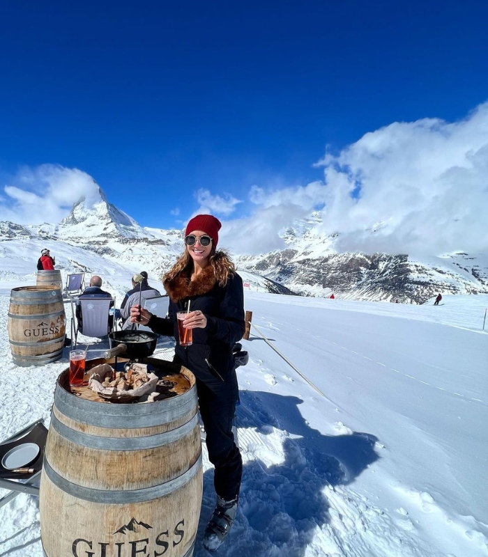 Du khách có thể tham gia các hoạt động leo núi, trượt tuyết để ngắm nhìn toàn cảnh Matterhorn