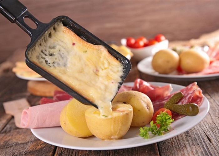 Raclette là một món ăn khác được làm từ pho mát tan chảy