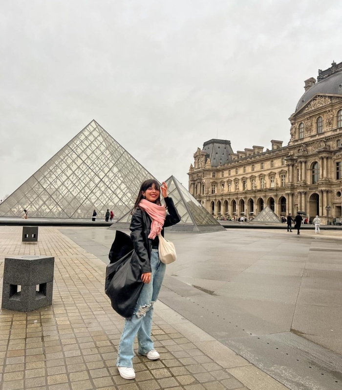 Bảo tàng Louvre hiện lên như một viên ngọc quý lấp lánh giữa lòng nước Pháp