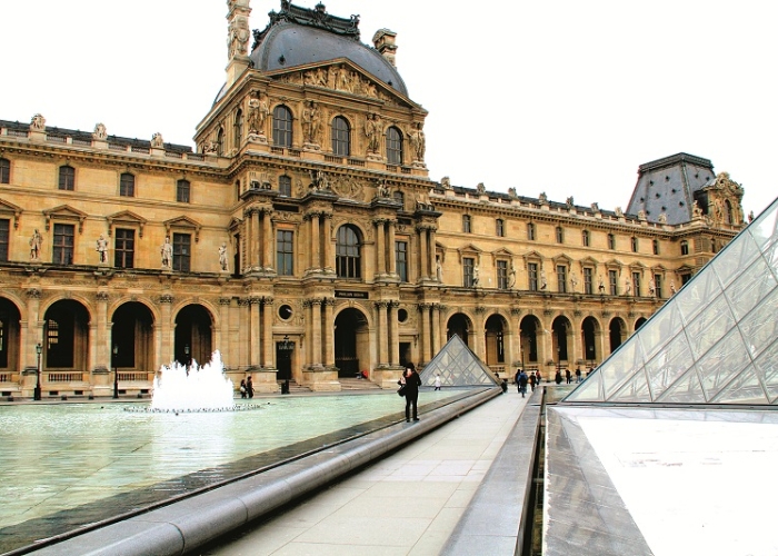 Dãy nhà Sully là một trong bốn dãy nhà chính của Bảo tàng Louvre