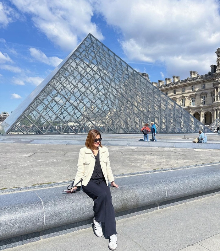 Kim Tự Tháp bằng kính là 1 kiến trúc nổi tiếng của bảo tàng Louvre Pháp