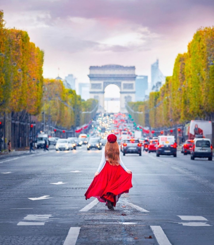 Champs-Elysées thu hút du khách bởi vẻ đẹp tráng lệ, sang trọng và bầu không khí sôi động