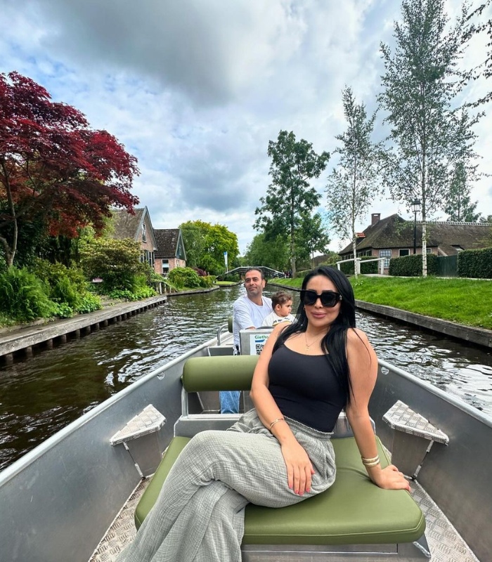 Đi dạo bằng thuyền nhìn ngắm cảnh quang xung quanh làng Giethoorn Hà Lan