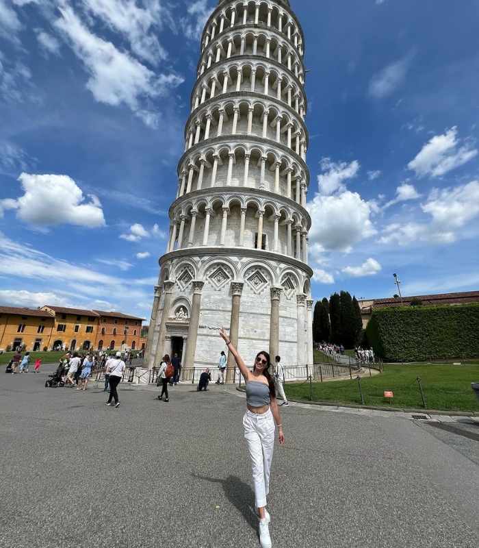 Nội thất của tháp nghiêng Pisa cũng không kém phần ấn tượng với các bích họa và hoa văn