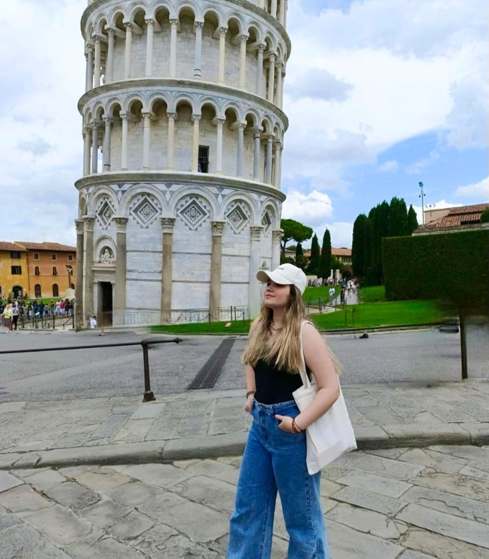 Phong cách Romanesque là phong cách kiến trúc chủ đạo được sử dụng trong xây dựng tháp nghiêng Pisa