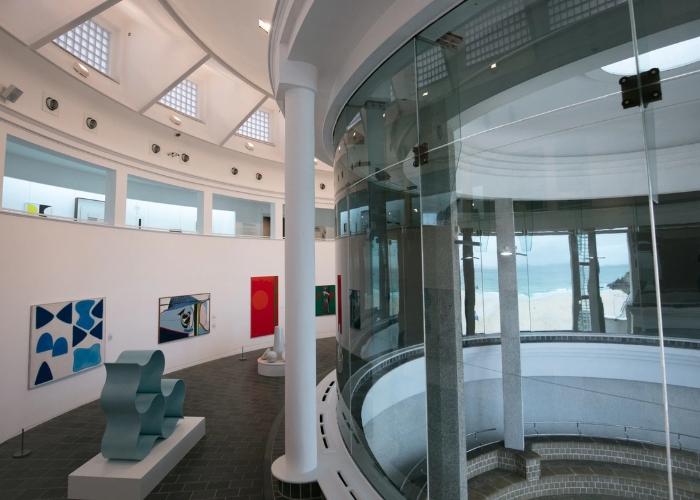 Phòng trưng bày trưng bày một bộ sưu tập phong phú các tác phẩm nghệ thuật của các nghệ sĩ
