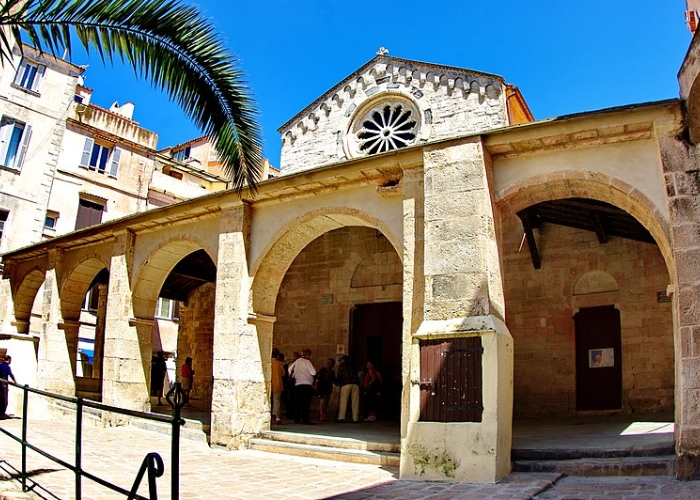 Nhà thờ Sainte-Marie-Majeure mang đậm phong cách Romanesque