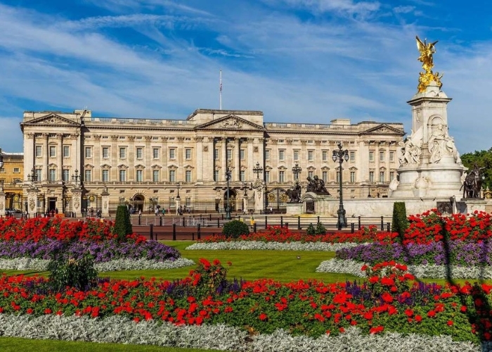 Cung điện Buckingham tọa lạc tại thủ đô London, là nơi ở chính thức và cũng là nơi làm việc chính của Nữ hoàng Anh