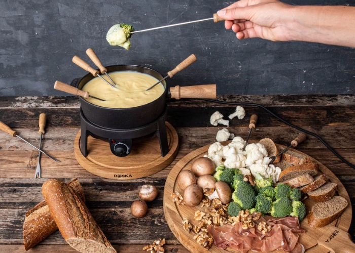 Fondue là món ăn Thụy Sĩ cổ điển này được làm từ pho mát tan chảy