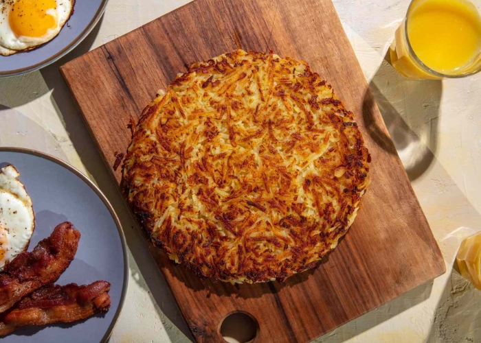 Rösti là một món ăn được làm từ khoai tây bào, chiên giòn vàng