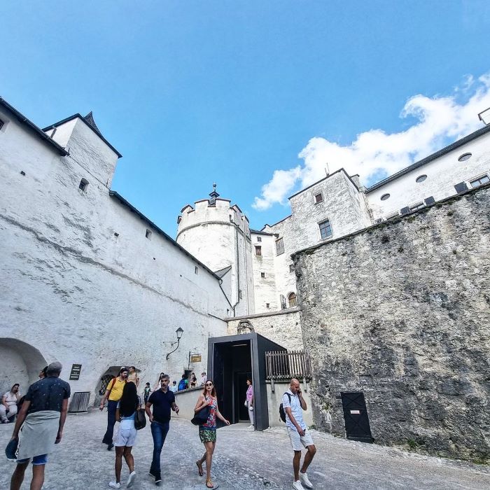 Nhiều đoàn du khách đến khám phá, tham quan tại lâu đài Hohensalzburg ở Áo