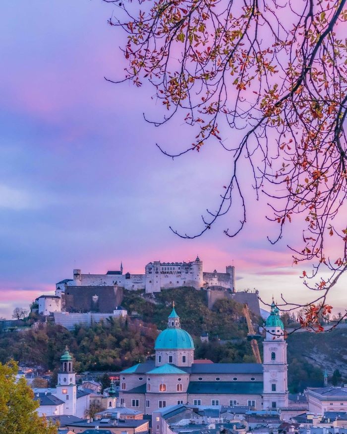 Lâu đài Hohensalzburg ở nước Áo vào mùa thu với tiết trời mát mẻ, dễ chịu