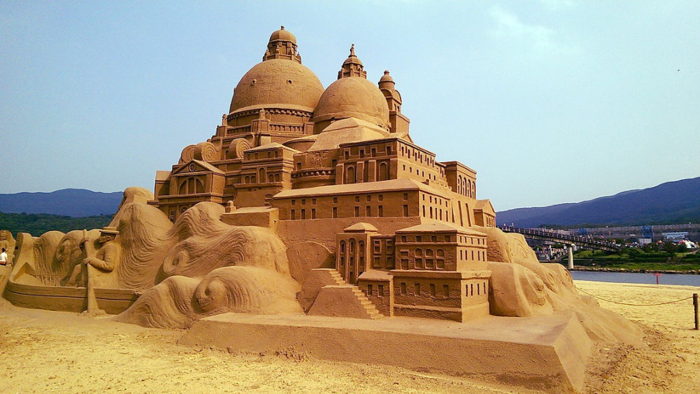 ham gia lễ hội điêu khắc từ cát tại biển Phúc Long khi du lịch Tân Bắc