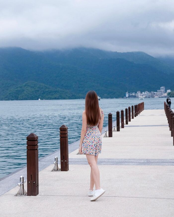 Chụp ảnh check in tại hồ Nhật Nguyệt
