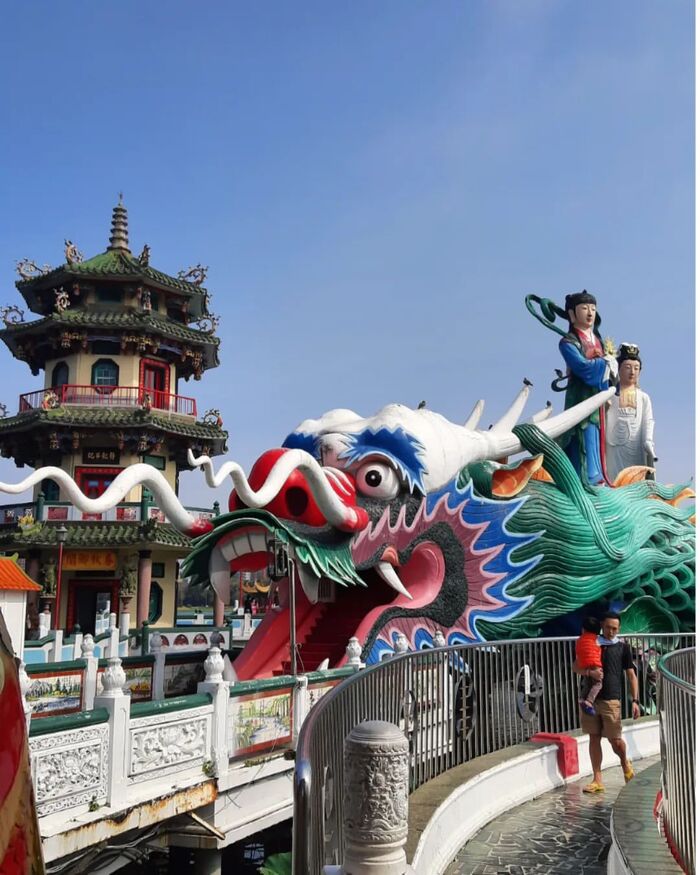 Du khách đi vào từ miệng rồng tại Đầm Liên Trì Đài Loan