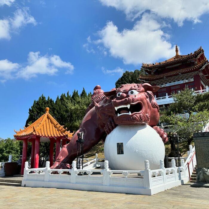 Bức tượng sư tử đá châu sa trấn cửa Miếu Văn Võ Đài Loan