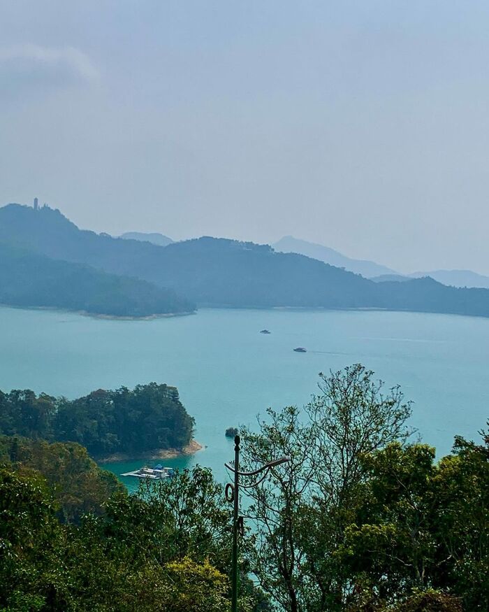 Nhắm cảnh hồ Nhật Nguyệt thơ mộng từ Miếu Văn Võ Đài Loan