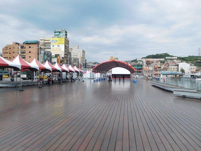 Tham quan quảng trường Maritime khi du lịch Cơ Long Đài Loan