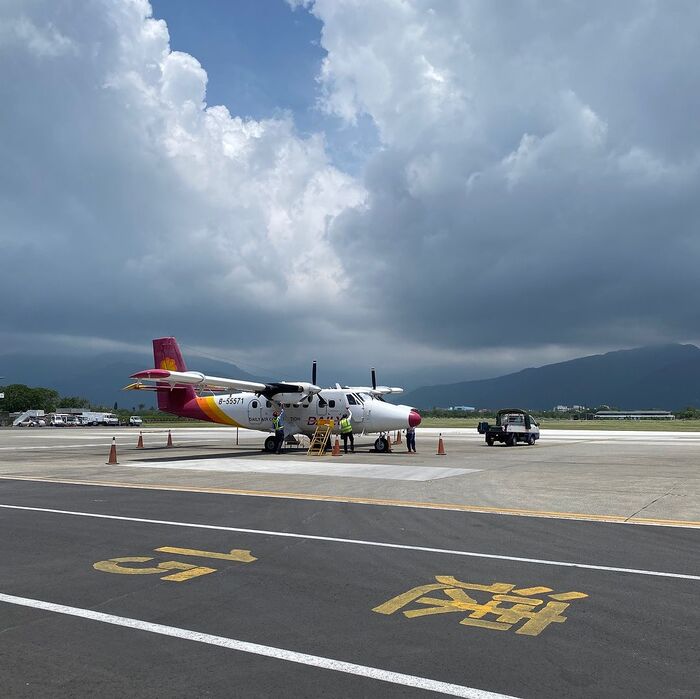 Phương tiện di chuyển đến đảo Hoa Lan: Đi máy bay