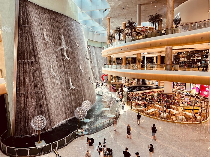 Trung tâm thương mại, mua sắm lớn là Dubai Mall