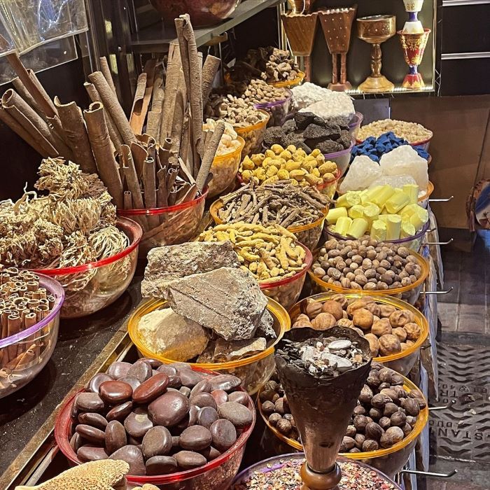 Nhiều loại gia vị với các mùi hương khác nhau có tại chợ Dubai