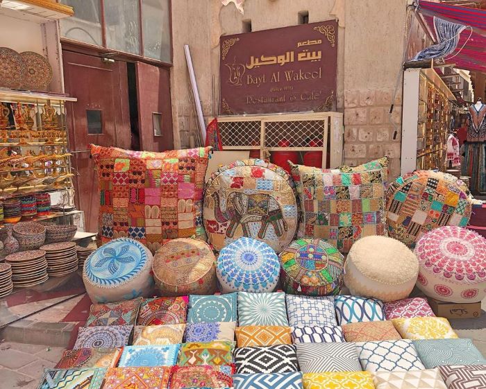 Các sản phẩm từ vải đa dạngthu hút ánh nhìn của du khách tới chợ Dubai