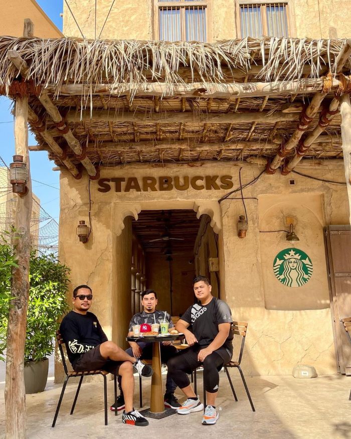 Uống cà phê trong không gian quán cà phê đẹp ở Dubai Starbuck