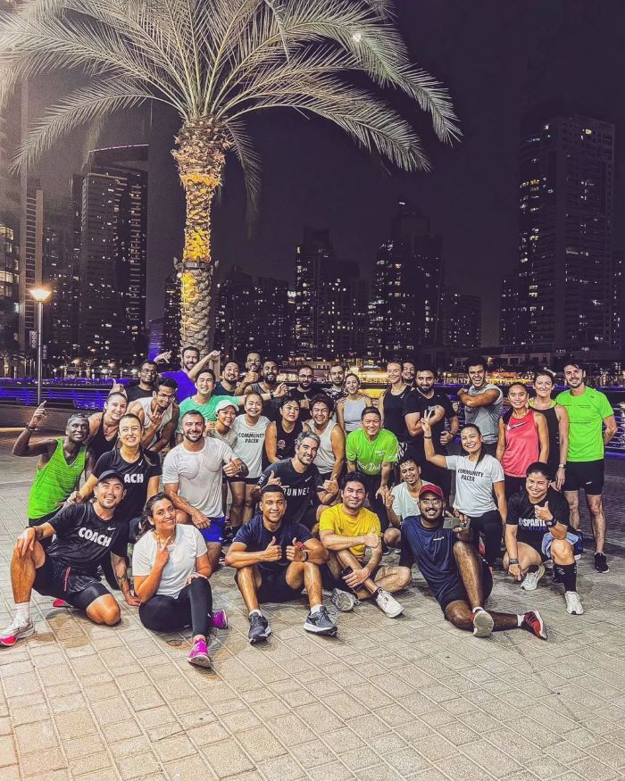Các nhóm du khách đến du lịch tại Marina Dubai Walk
