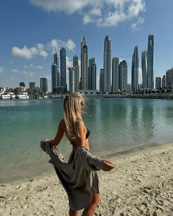 Những người tắm biển ở bãi biển Dubai Marina