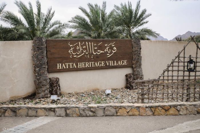 Biển tên của làng di sản Hatta ở Dubai