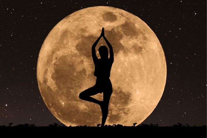 Tập Yoga dưới ánh trăng là trải nghiệm thú vị