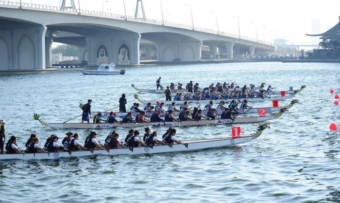 Cuộc đua thuyền giữa nhiều đội