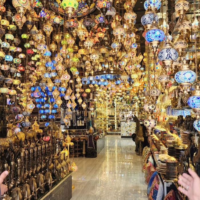 Chợ ở Dubai bày bán nhiều mặt hàng mà du khách có thể đến mua sắm