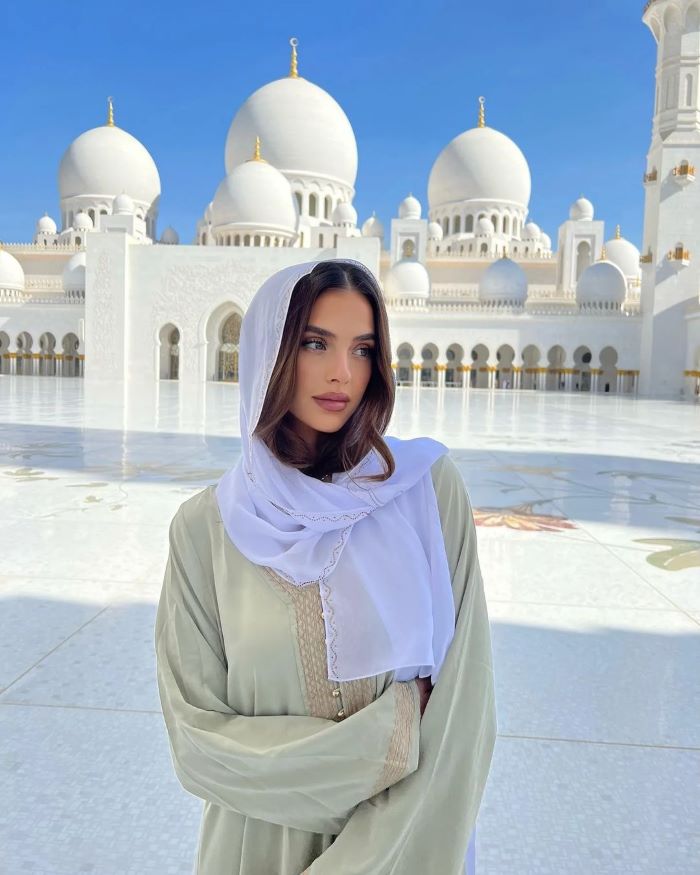 Các cô gái khi đến Dubai đều mặc những trang phục trang trọng, kín đáo