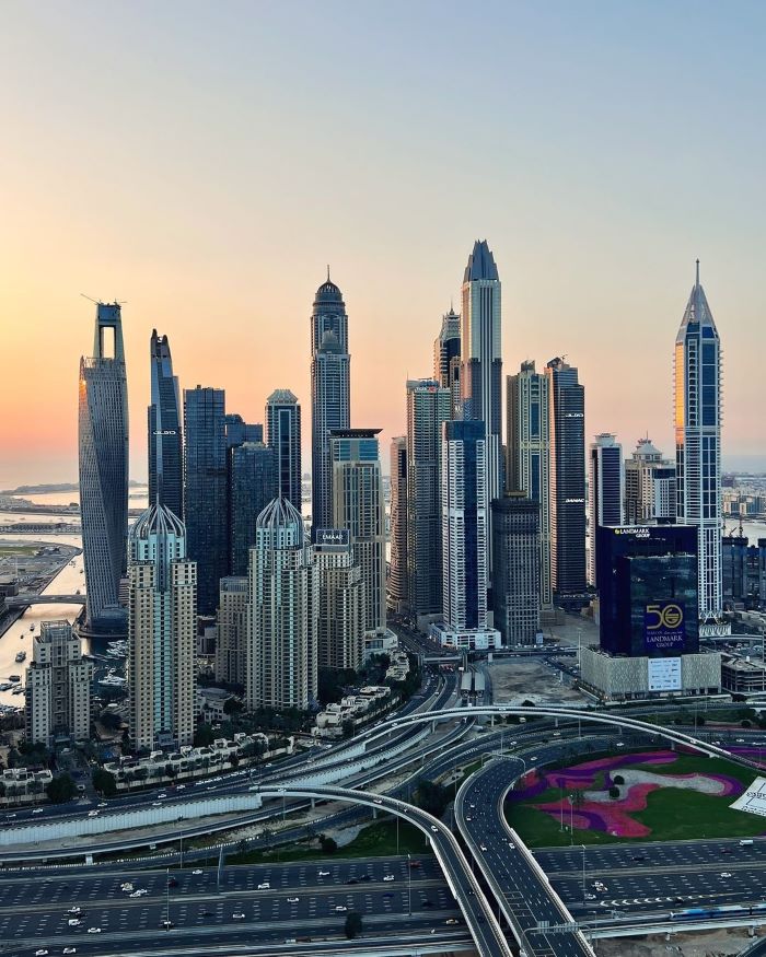 Dubai với nhiều tòa nhà lớn, cao chọc trời