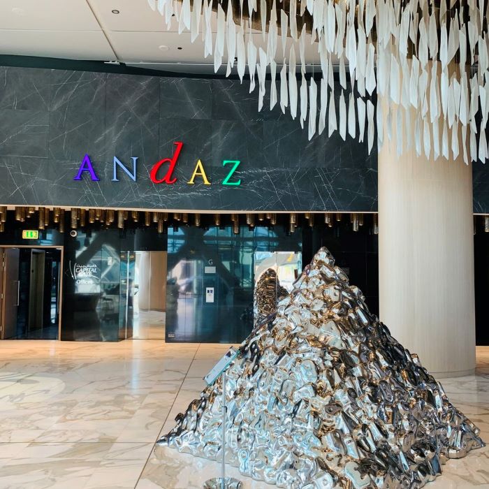 Sảnh khách sạn Andaz Capital Gate ấn tượng